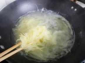 把土豆丝煮熟，不要煮过劲儿了，大概二三分钟时间，可以尝一尝，有点口感才好