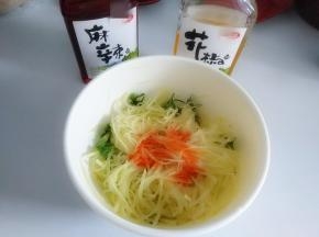 在放入麻辣油和花椒油