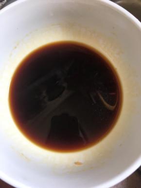 糖、盐、酱油、凉开水放入碗中搅拌均匀备用