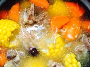 放入盐，用勺子搅拌一下即可