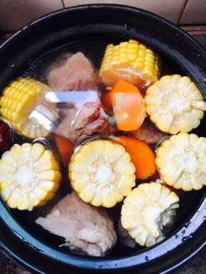 加入水，大火烧开转小火煲一个半小时