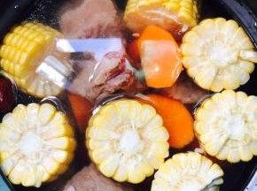 加入水，大火烧开转小火煲一个半小时