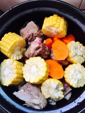 把所有食材放入砂锅