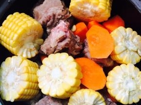 把所有食材放入砂锅