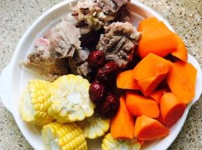 猪骨头冼净放锅里焯一下水，捞出用水冲去浮沫，玉米洗净切段，胡萝卜切块，红枣洗净