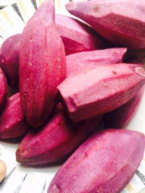 1. 紫薯去皮，洗净