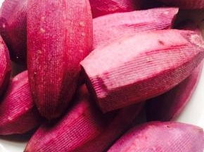 1. 紫薯去皮，洗净