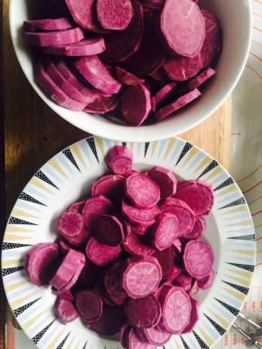 2. 切成小块，配方里面我写了5个紫薯，是小一点的紫薯，因为我弄的比较多，实际上最后没有用完，大家可以少弄一点