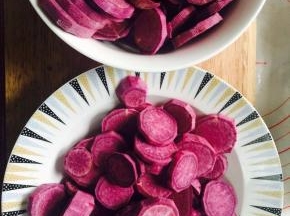 2. 切成小块，配方里面我写了5个紫薯，是小一点的紫薯，因为我弄的比较多，实际上最后没有用完，大家可以少弄一点