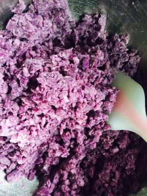 3. 切好的紫薯放在锅上蒸，蒸到筷子一戳就烂的程度。
取出放进容器中，用刮刀捣烂