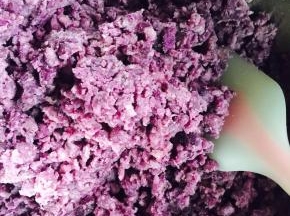 3. 切好的紫薯放在锅上蒸，蒸到筷子一戳就烂的程度。
取出放进容器中，用刮刀捣烂