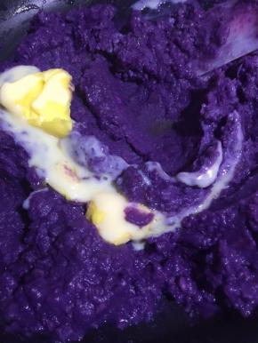 6. 一边翻拌一边加入黄油和炼乳，甜度可以根据个人的口味，适量调整炼乳的多少，不过还是要甜一点，因为整个紫薯酥的味道就是靠这个馅料来调节的。