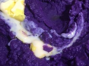 6. 一边翻拌一边加入黄油和炼乳，甜度可以根据个人的口味，适量调整炼乳的多少，不过还是要甜一点，因为整个紫薯酥的味道就是靠这个馅料来调节的。