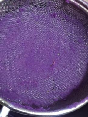 4. 然后用筛子过筛，这个步骤比较麻烦，耗时费力，如果有料理机打一下，还是比过筛省力一些。