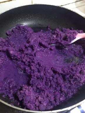 5. 准备一个平底锅，小火加热，放入紫薯泥
