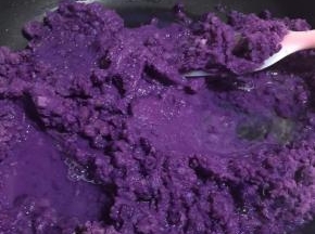 5. 准备一个平底锅，小火加热，放入紫薯泥