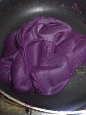 7. 炒好的紫薯泥，表面非常细腻。