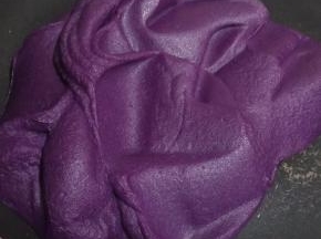 7. 炒好的紫薯泥，表面非常细腻。