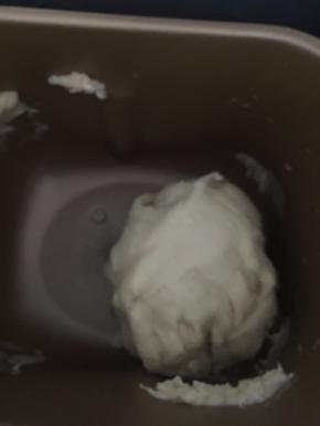 10. 油皮的材料放入面包机，揉面模式20分钟左右即可，覆盖保鲜膜醒面