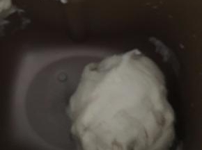 10. 油皮的材料放入面包机，揉面模式20分钟左右即可，覆盖保鲜膜醒面