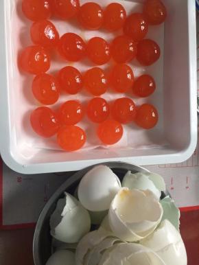 9. 咸鸭蛋敲开取出蛋黄，喷洒白酒，烤箱150度烤制15-20分钟即可