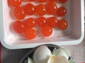 9. 咸鸭蛋敲开取出蛋黄，喷洒白酒，烤箱150度烤制15-20分钟即可