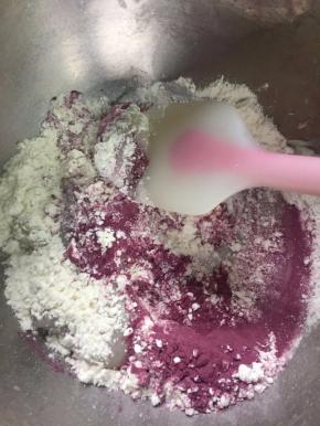 8. 这个油酥的材料，添加在一起，翻拌揉匀成团即可，覆盖保鲜膜醒面