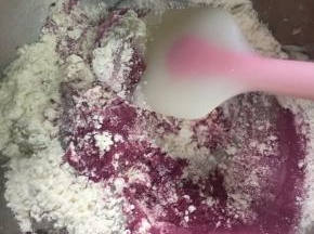 8. 这个油酥的材料，添加在一起，翻拌揉匀成团即可，覆盖保鲜膜醒面