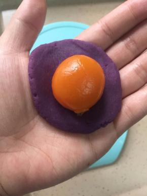 12. 包入烤好的蛋黄