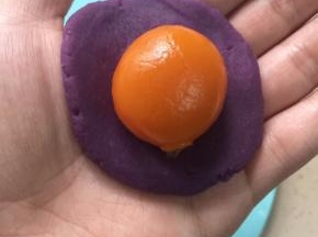 12. 包入烤好的蛋黄