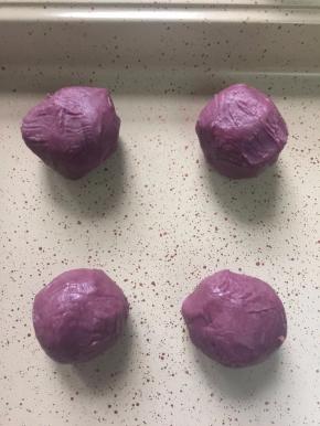 14. 紫薯油酥醒好后，分成4份