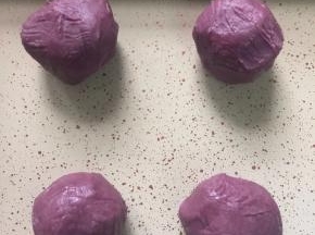 14. 紫薯油酥醒好后，分成4份