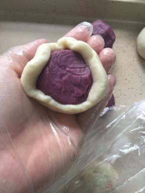 17. 油皮包裹油酥，慢慢的推至收口