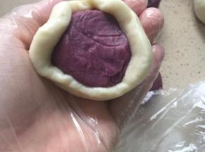 17. 油皮包裹油酥，慢慢的推至收口