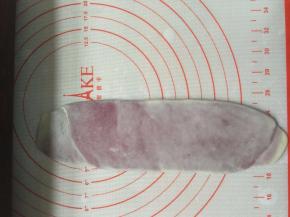 21. 醒好面后，把面卷压扁擀成长形