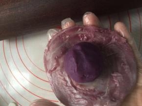 26. 用擀面杖把皮子擀大，包入之前准备好的紫薯蛋黄馅