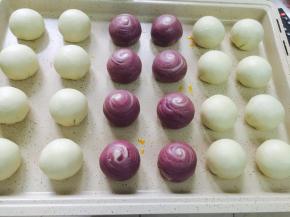 28. 准备进烤箱啦~~还烤了豆沙和莲蓉的蛋黄酥，烤箱预热160度烤制50分钟，转190度10分钟，上色