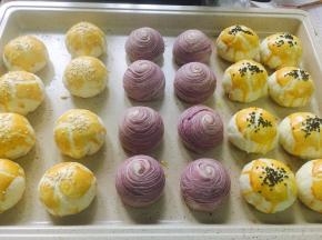 29. 烤好的蛋黄酥出炉冷却啦~