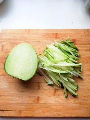 青萝卜洗净带皮切丝