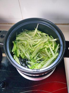 砂锅放油烧热后放入青萝卜