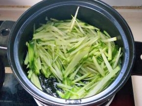 砂锅放油烧热后放入青萝卜