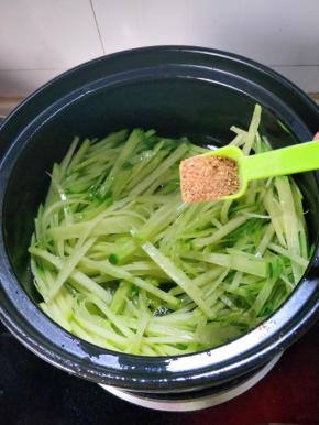 来回翻炒加入花椒粉