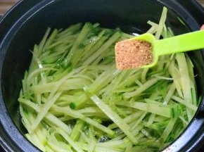 来回翻炒加入花椒粉