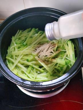 在加入胡椒粉继续翻炒