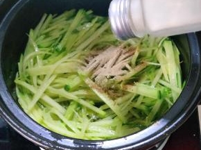 在加入胡椒粉继续翻炒