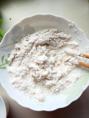 青萝卜在砂锅内先小火炒着，我们来做面糊。将面糊放在碗里，少量分次加水用筷子搅拌细絮状