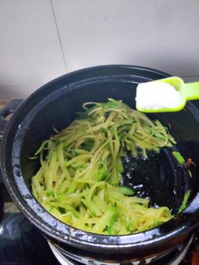 看着砂锅内的萝卜明显变软加入盐