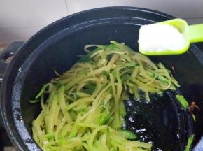看着砂锅内的萝卜明显变软加入盐