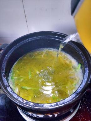 在锅内倒入适量开水