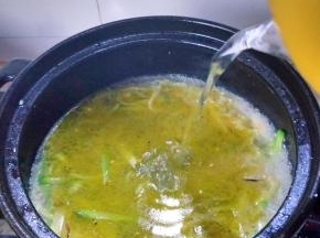 在锅内倒入适量开水